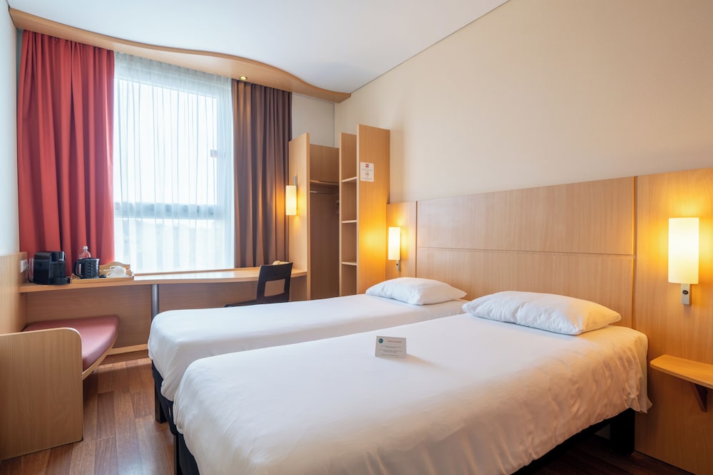 Habitación superior con 2 camas individuales del hotel Ibis Kaunas Centre