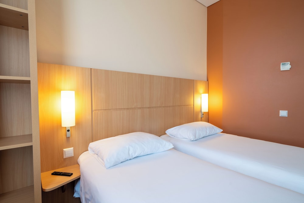 Habitación superior con 2 camas individuales del hotel Ibis Kaunas Centre. Foto 1