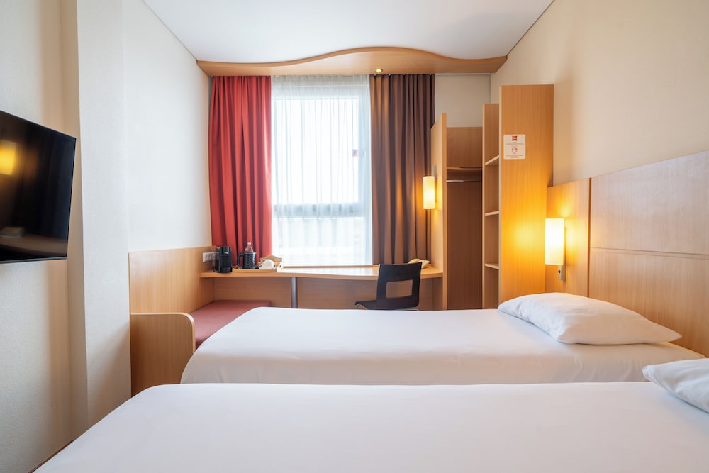 Habitación superior con 2 camas individuales del hotel Ibis Kaunas Centre. Foto 2