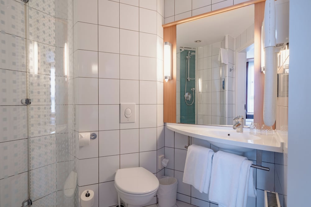 Habitación superior con 2 camas individuales del hotel Ibis Kaunas Centre. Foto 5