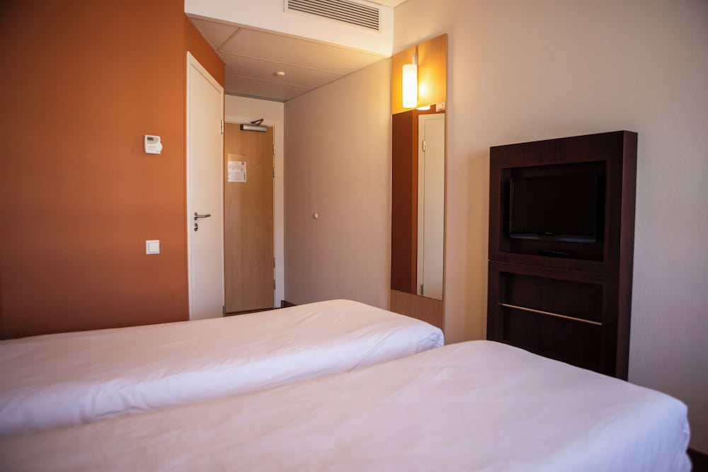 Habitación con dos camas individuales para 1 o 2 personas del hotel Ibis Kaunas Centre. Foto 3