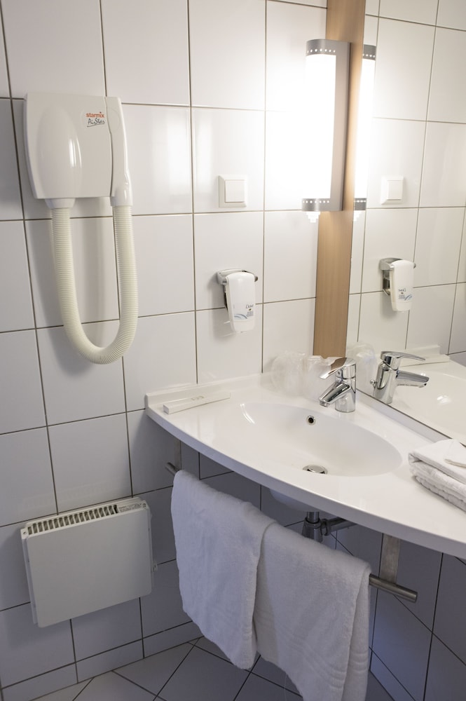 Habitación con dos camas individuales para 1 o 2 personas del hotel Ibis Kaunas Centre. Foto 7