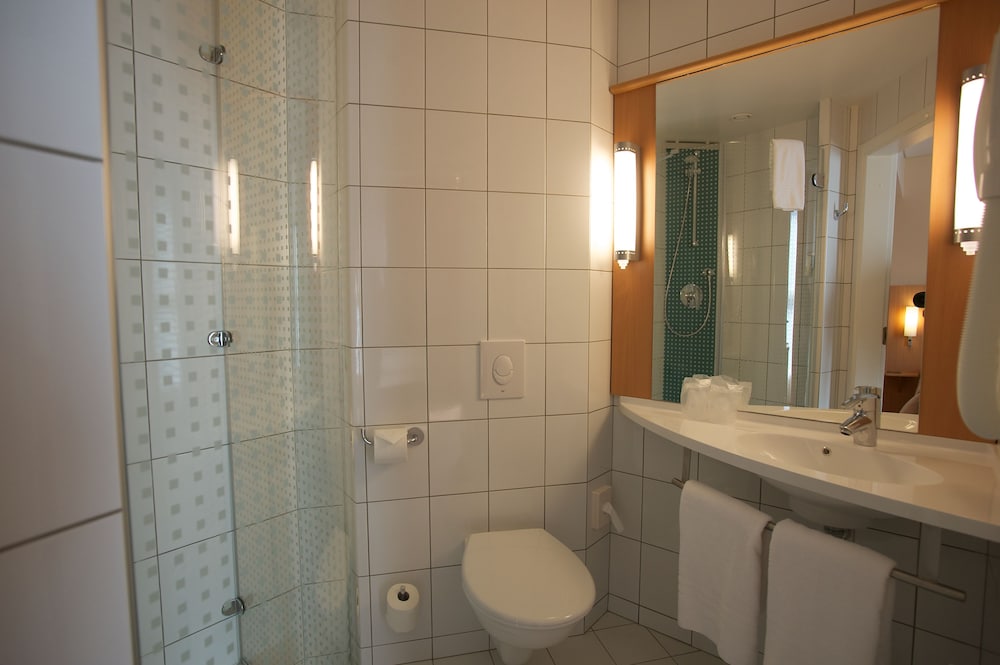 Habitación con dos camas individuales para 1 o 2 personas del hotel Ibis Kaunas Centre. Foto 9