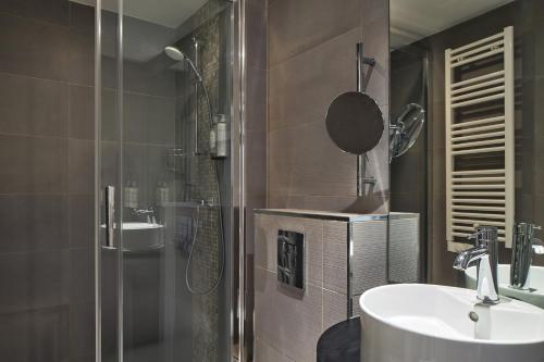 Habitación Triple Superior del hotel Timhotel Tour Montparnasse. Foto 4