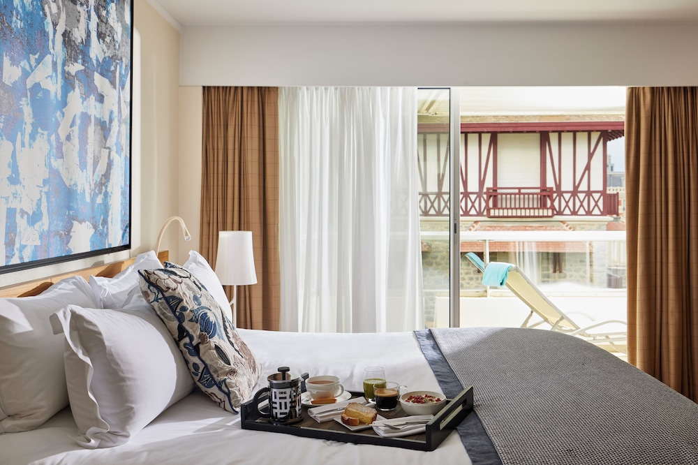 Habitación Clásica con 1 cama grande o dos camas individuales y terraza del hotel Sofitel Biarritz Le Miramar Thalassa Sea and Spa