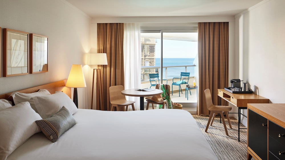 Habitación de Lujo con hermosas vistas al mar, cama king - size o dos camas individuales, terraza del hotel Sofitel Biarritz Le Miramar Thalassa Sea and Spa