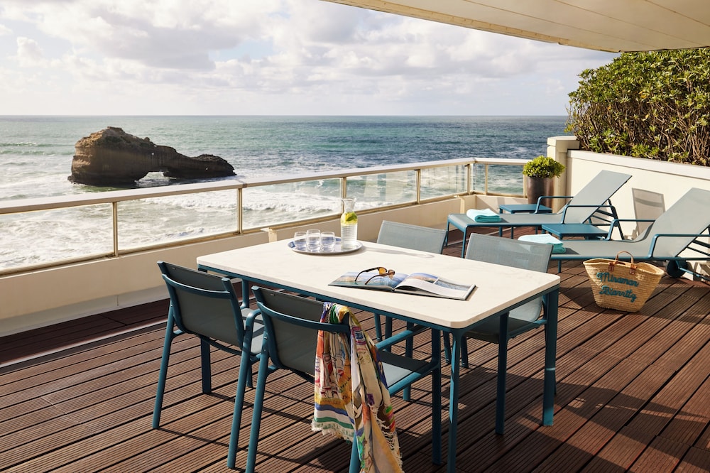 Suite Prestige con gran terraza con vistas al océano, 1 cama King Size o 2 camas individuales del hotel Sofitel Biarritz Le Miramar Thalassa Sea and Spa. Foto 2