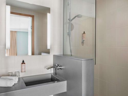 Habitación Estándar con 2 camas individuales y sofá cama del hotel Mercure Amiens Cathedrale. Foto 1