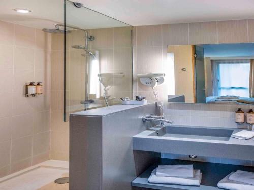 Habitación Estándar con 2 camas individuales y sofá cama del hotel Mercure Amiens Cathedrale. Foto 2