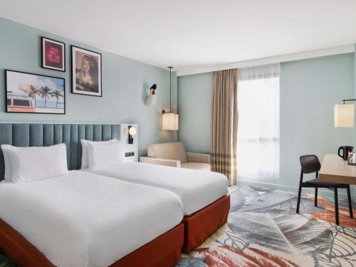 Habitación Estándar con 2 camas individuales y sofá cama del hotel Mercure Amiens Cathedrale. Foto 3
