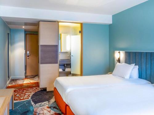 Habitación Estándar con 2 camas individuales y sofá cama del hotel Mercure Amiens Cathedrale. Foto 4