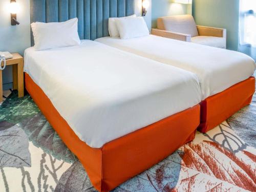 Habitación Estándar con 2 camas individuales y sofá cama del hotel Mercure Amiens Cathedrale. Foto 5