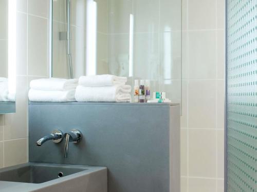 Habitación Estándar con 2 camas individuales y sofá cama del hotel Mercure Amiens Cathedrale. Foto 6