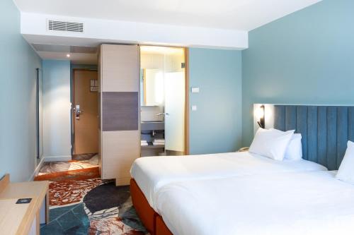 Habitación Estándar con 2 camas individuales y sofá cama del hotel Mercure Amiens Cathedrale. Foto 8
