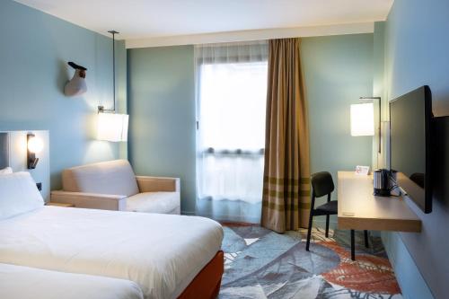 Habitación Estándar con 2 camas individuales y sofá cama del hotel Mercure Amiens Cathedrale. Foto 9