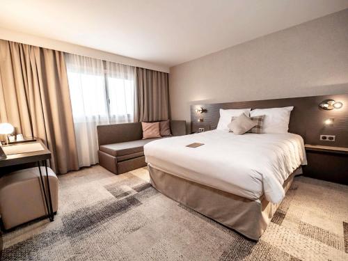 Habitación Doble Superior con sofá cama del hotel Mercure Bordeaux Lac. Foto 3