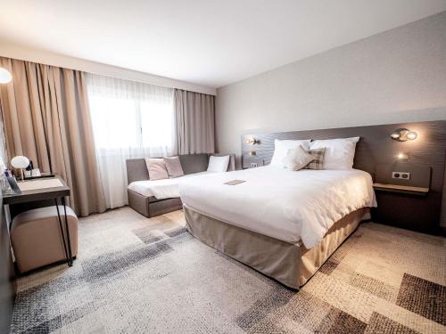 Habitación Doble Superior con sofá cama del hotel Mercure Bordeaux Lac. Foto 5