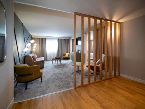 Superior King Suite with Sofa - Garden Side del hotel Mercure Bordeaux Lac