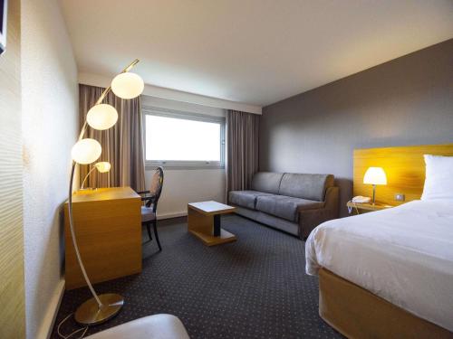 Standard Room with One Double Bed and One Double Sofa bed del hotel Mercure Bordeaux Lac