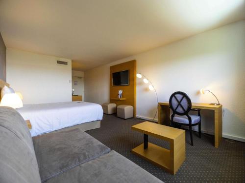 Standard Room with One Double Bed and One Double Sofa bed del hotel Mercure Bordeaux Lac. Foto 1