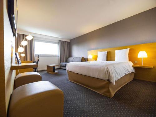 Standard Room with One Double Bed and One Double Sofa bed del hotel Mercure Bordeaux Lac. Foto 2