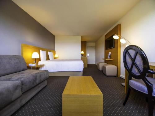 Standard Room with One Double Bed and One Double Sofa bed del hotel Mercure Bordeaux Lac. Foto 5