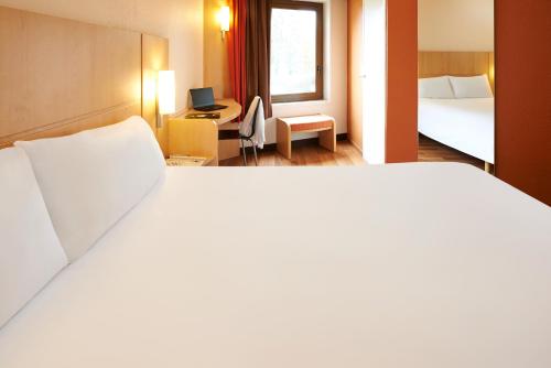 Habitación Doble Estándar del hotel Ibis Strasbourg Centre Historique. Foto 5