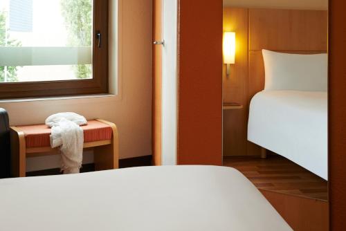 Habitación Doble Estándar - 2 camas del hotel Ibis Strasbourg Centre Historique. Foto 4