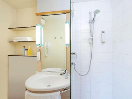 Habitación Doble Estándar - 2 camas del hotel Ibis Strasbourg Centre Historique. Foto 5
