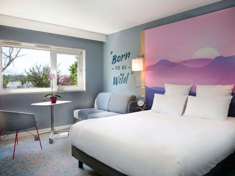 Habitación de categoría superior con sofá del hotel Mercure Annemasse Porte De Genève