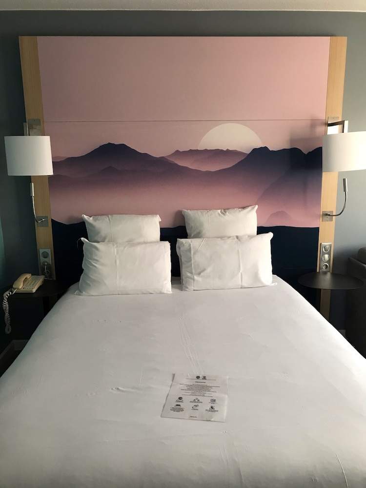 Habitación de categoría superior con sofá del hotel Mercure Annemasse Porte De Genève. Foto 2