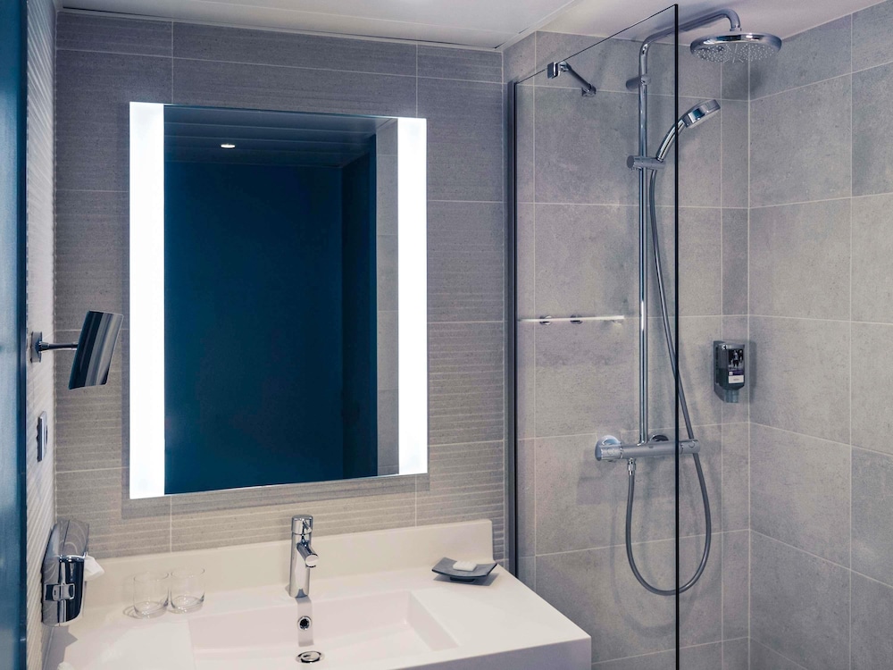 Habitación de categoría superior con sofá del hotel Mercure Annemasse Porte De Genève. Foto 4