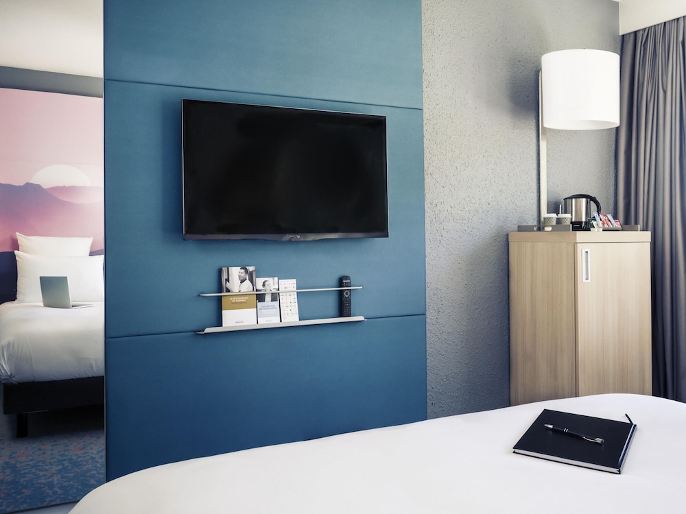 Habitación de categoría superior con sofá del hotel Mercure Annemasse Porte De Genève. Foto 5
