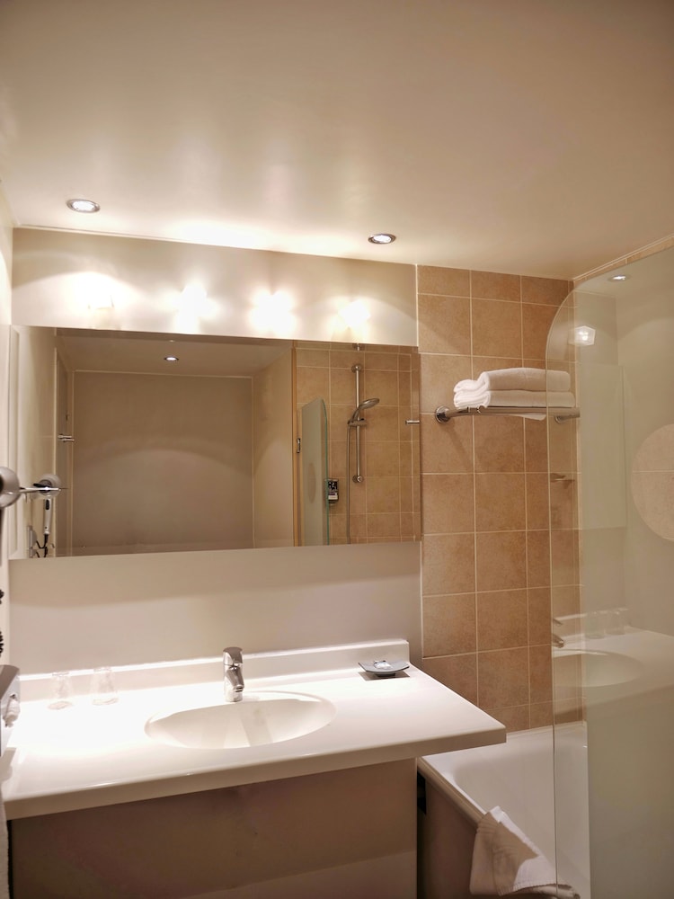 Habitación de categoría superior con sofá del hotel Mercure Annemasse Porte De Genève. Foto 8
