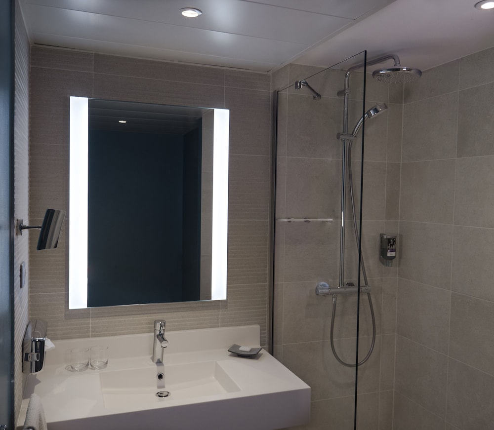 Habitación de categoría superior con sofá del hotel Mercure Annemasse Porte De Genève. Foto 9