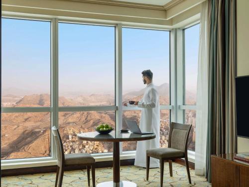 Suite Deluxe con vistas parciales a la mezquita al - Haram - Cama extragrande del hotel Mövenpick and Residence Hajar Tower Makkah. Foto 2