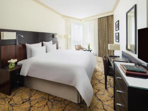 Habitación Clásica con cama extragrande del hotel Mövenpick and Residence Hajar Tower Makkah. Foto 1