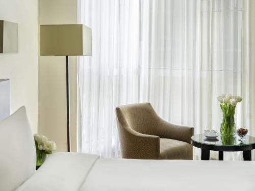 Habitación Clásica con cama extragrande del hotel Mövenpick and Residence Hajar Tower Makkah. Foto 2