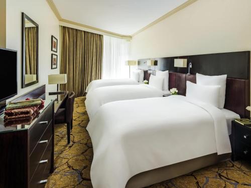 Habitación Triple Clásica con vistas a la ciudad del hotel Mövenpick and Residence Hajar Tower Makkah. Foto 6