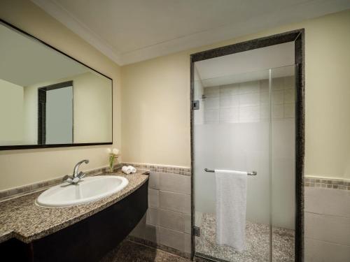 Habitación Doble Clásica con vistas parciales a la mezquita Haram - 2 camas del hotel Mövenpick and Residence Hajar Tower Makkah. Foto 1