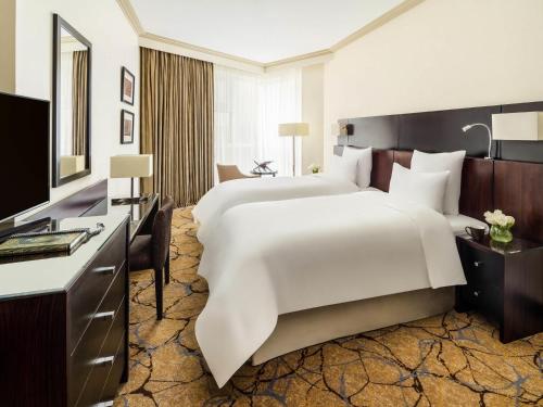 Habitación Doble Clásica con vistas parciales a la mezquita Haram - 2 camas del hotel Mövenpick and Residence Hajar Tower Makkah. Foto 2