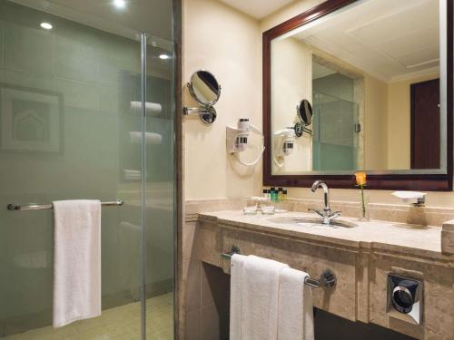 Habitación Doble Clásica con vistas parciales a la mezquita Haram - 2 camas del hotel Mövenpick and Residence Hajar Tower Makkah. Foto 6