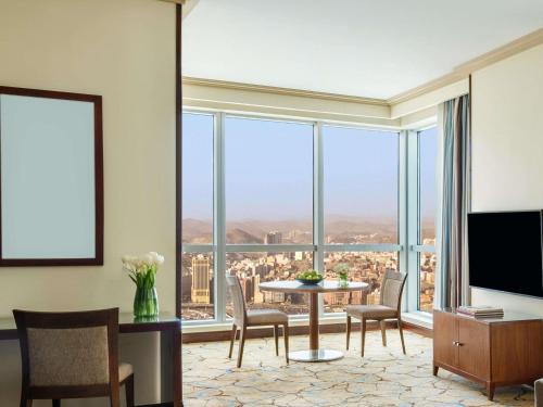Suite Deluxe con cama extragrande y vistas parciales a la Kaaba del hotel Mövenpick and Residence Hajar Tower Makkah. Foto 5