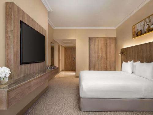Habitación Superior con vistas parciales a Haram - Cama extragrande del hotel Mövenpick and Residence Hajar Tower Makkah. Foto 3