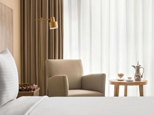 Habitación Superior con vistas parciales a Haram - Cama extragrande del hotel Mövenpick and Residence Hajar Tower Makkah. Foto 6