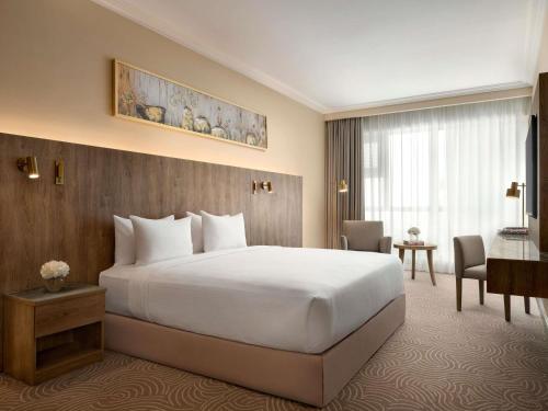 Superior King Room with Partial Kaaba View del hotel Mövenpick and Residence Hajar Tower Makkah. Foto 2