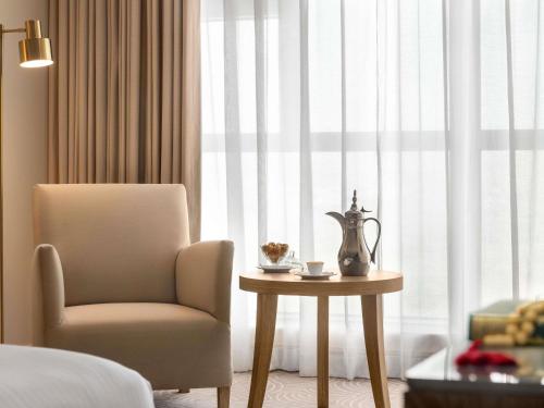 Habitación Triple Superior con vistas parciales a Haram del hotel Mövenpick and Residence Hajar Tower Makkah. Foto 5