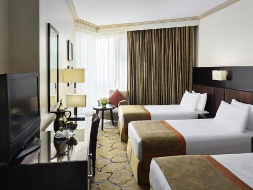 Classic Room with Four Single Beds and Partial Haram View del hotel Mövenpick and Residence Hajar Tower Makkah. Foto 2