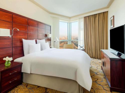 Superior King Suite with Partial Kaaba View del hotel Mövenpick and Residence Hajar Tower Makkah. Foto 1