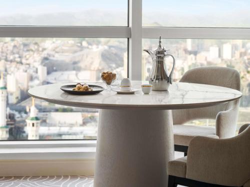 Superior King Suite with Partial Kaaba View del hotel Mövenpick and Residence Hajar Tower Makkah. Foto 9